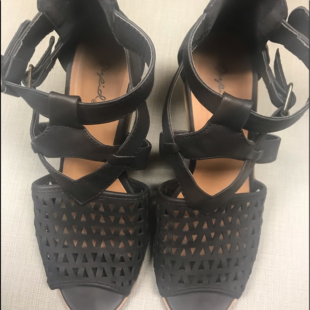 Qupid Unique Black Sandels